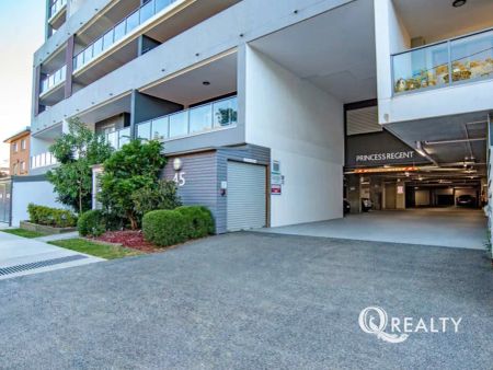 “Level 4 Modern Unit with Plunge Pool, BBQ & Table Tennis in the Complex!” - Photo 5