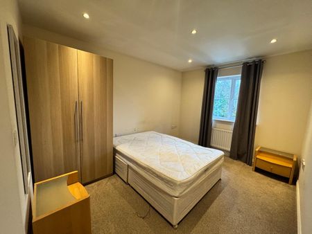 Tinsley Lane, Three Bridges, Crawley - Photo 2