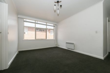 Location, spacious and Secure, a short walk to everything you would need! - Photo 2