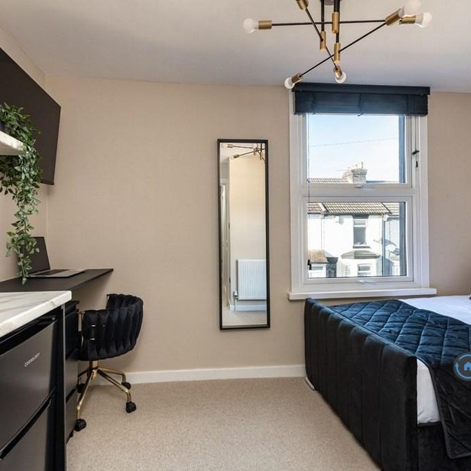 1 bedroom in a house share to rent - Photo 1