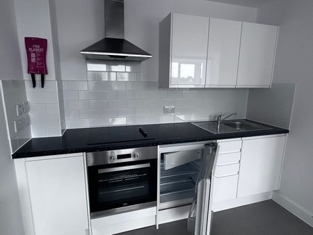QUEENSWAY, BLETCHLEY - 1 BEDROOM - Photo 4