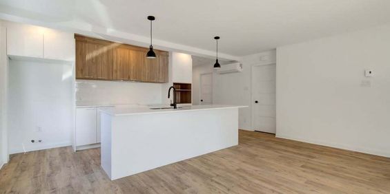 5½ Située Au Rez-de-chaussée - Photo 3