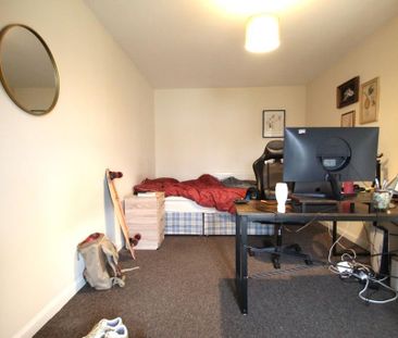 5 bedroom semi-detached house to rent - Photo 2