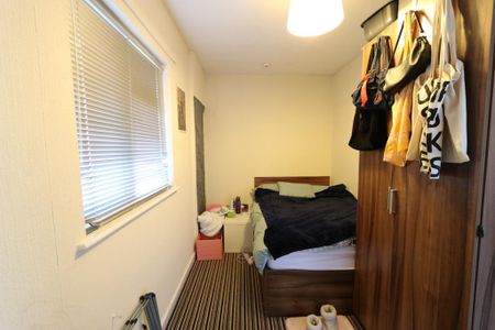 4 bedroom flat to rent - Photo 3