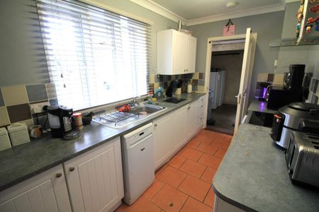 3 bedroom semi-detached house to rent - Photo 4