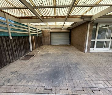 33 Daphne Crescent, Werribee VIC, Belconnen - Photo 1