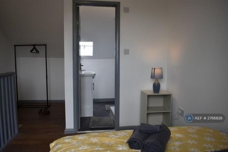 1 bedroom in a house share to rent - Photo 2