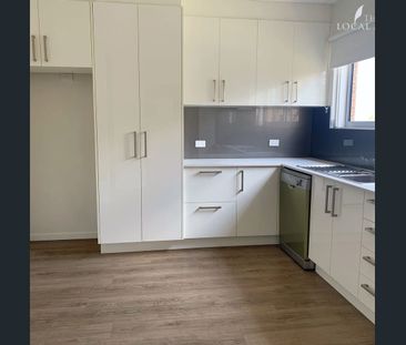 NEAT & TIDY IN A PRIME POSITION - Photo 2