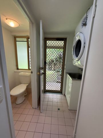 Freshly repainted, Spacious & Comfortable - Walk to Harbourtown - Photo 2