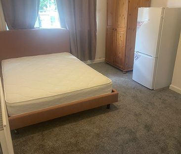 Room in a Shared House, Old Bromley Road, BR1 - Photo 2