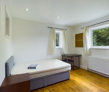 4 bedroom semi-detached house to rent - Photo 2