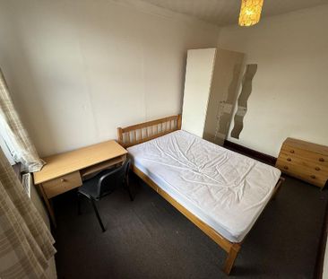 4 bedroom flat to rent - Photo 3