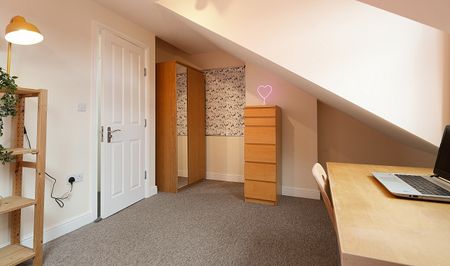 Fantastic 5 bedroom property - Photo 3