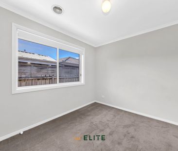 Just a short stroll to local shops and the beautiful Lake! - Photo 4