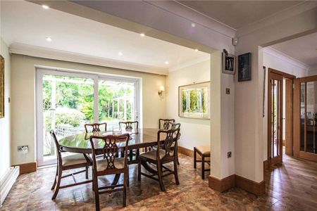 A superb family home in a private position with beautifully landscaped gardens - Photo 4