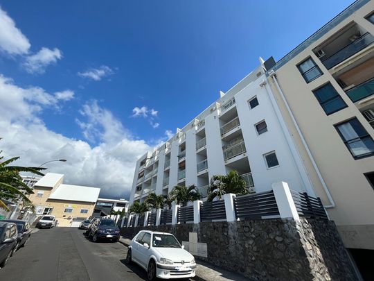 A LOUER - Sainte-Clotilde - Appartement T2 meublé de standing avec balcon et place de stationnement - Photo 1