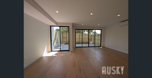 Modern New Townhouse for Rent in Doncaster - Photo 1