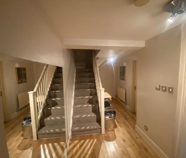 Double Room in a family home available Now! - Photo 3