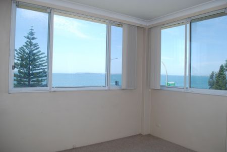 Stunning 2-Bedroom Apartment with Breathtaking Views across from Brighton-Le-Sands Beach&excl; - Photo 5