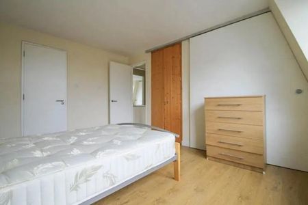 2 bed 2 bath in the city and close to Barbican Station - Photo 4