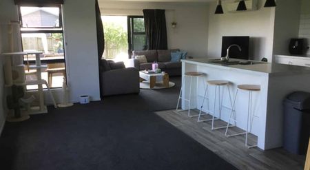 Modern family home - Photo 3