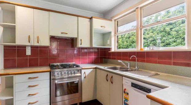 Family Haven: Sunny, Spacious & Superbly Locat... - Photo 1