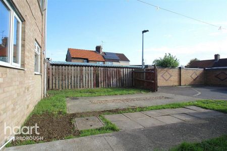 4 bedroom end of terrace house to rent - Photo 4