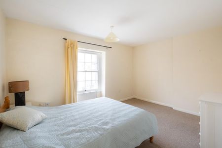 2 Bed Flat - Photo 3