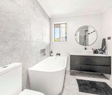 STYLISH VILLA, CLOSE TO ALL AMENITIES - Photo 4
