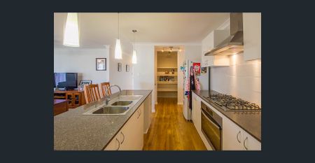 GREAT FAMILY HOME! - Photo 2