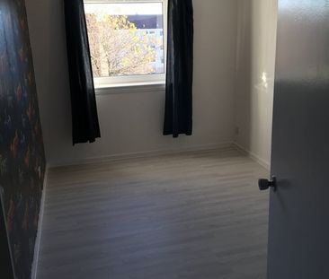 3 Bed Flat, Napier Place, G51 - Photo 2