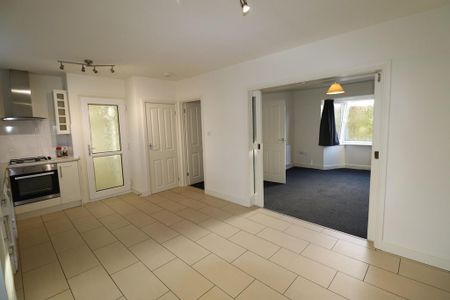 3 bedroom semi-detached house to rent - Photo 3