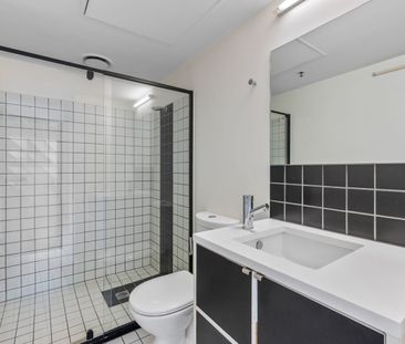 Walk to Class! Modern 1-Bedroom Apartment Opposite RMIT - Photo 4