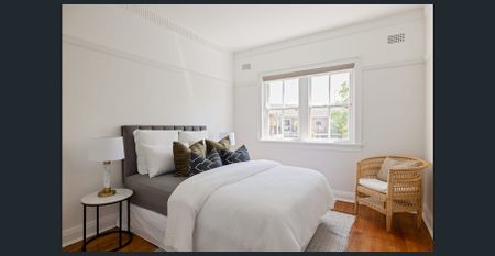 Timeless 2 Bedroom Art Deco in Prime Location - Photo 2