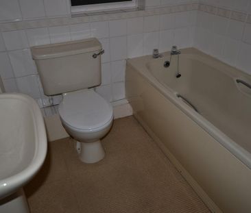 2 bedroom end of terrace house to rent - Photo 2