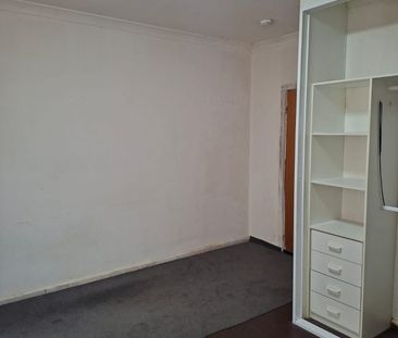 Comfortable Private Bedroom - Convenient Auburn Location - Photo 4