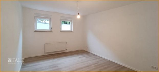 Schöne modernisierte 2-Zimmer-Souterrain-Wohnung mit großer Terrasse und Gartenzugang - Photo 1