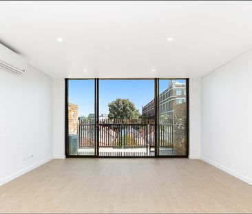 Stunning 2 Bedroom Apartment With Air-Conditioning and Parking - Photo 1