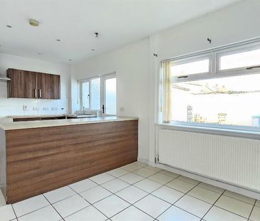 77 Pinewood Avenue, Carrickfergus, BT38 8EW - Photo 2