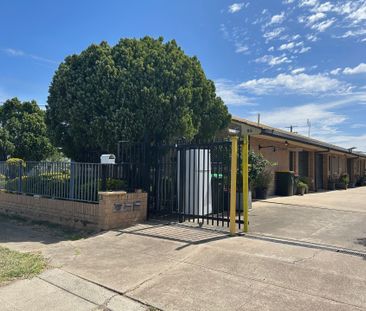 Unit in quiet complex - Fully Furnished - Photo 2