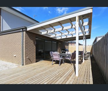 Train Station only a 3 minute walk - Photo 3