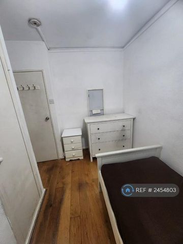 1 bedroom in a flat share to rent - Photo 5