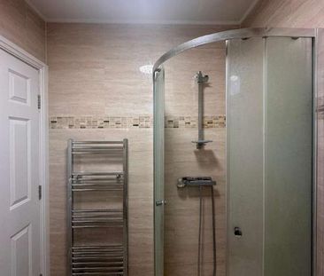 Ascot Close Ilford Essex, IG6 - Photo 2