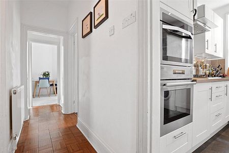 2 bedroom flat in London - Photo 4