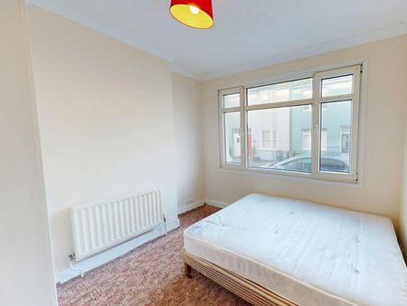 Terraced House to rent on - Photo 3