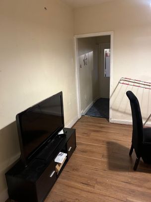 5 Bed Terraced House, London, E10 - Photo 1