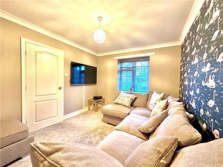 4 bedroom detached house to rent - Photo 3