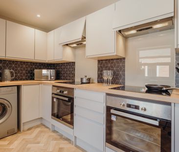 A LUXURY STUDIO EN-SUITE ROOM complex, consisting of fully furnishe... - Photo 5