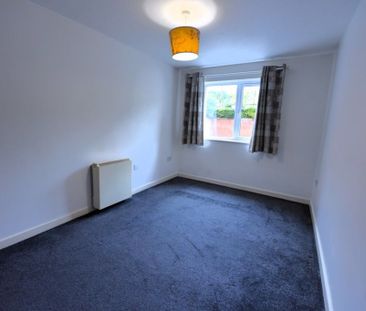 2 bedroom Flat in Flat 10, Leeds - Photo 1