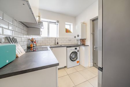 Flat to rent - Streatham High Road, London, SW16 - Photo 3
